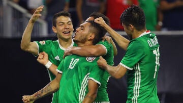 Los jugadores de México celebran el gol de Corona