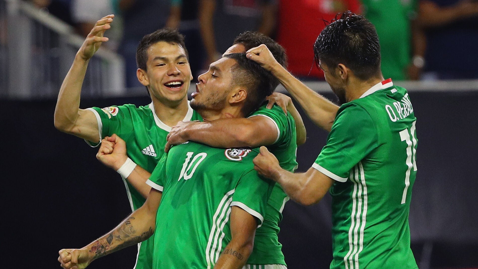 Los jugadores de M&eacute;xico celebran el gol de Corona