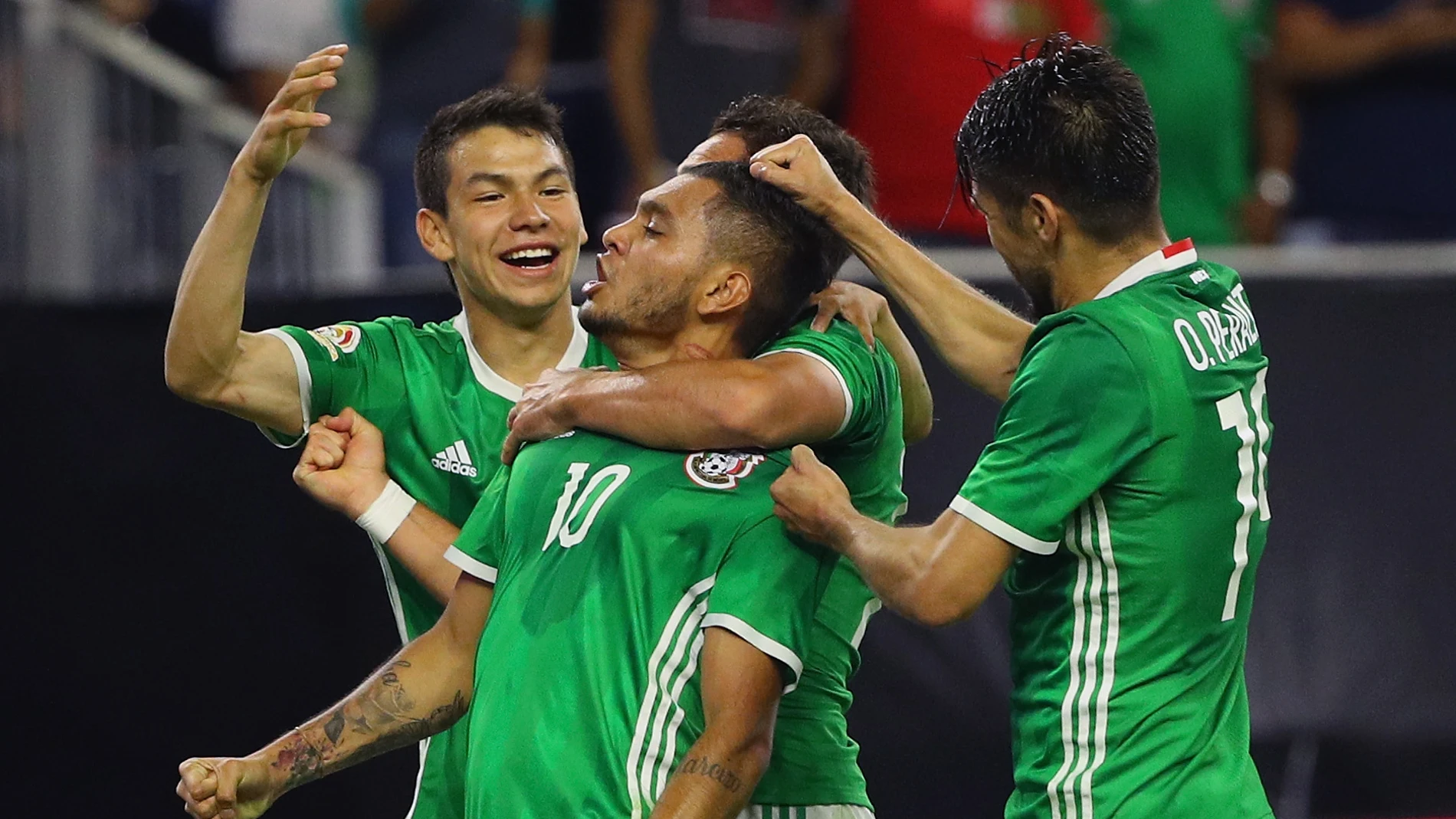 Los jugadores de México celebran el gol de Corona Los jugadores de México celebran el gol de Corona