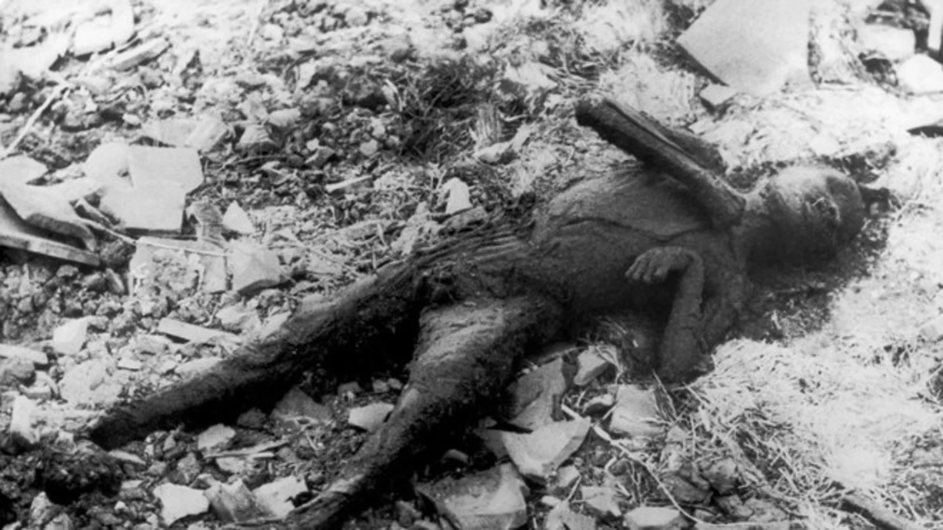 Cuerpo carbonizado de un niño Cuerpo carbonizado de un niño