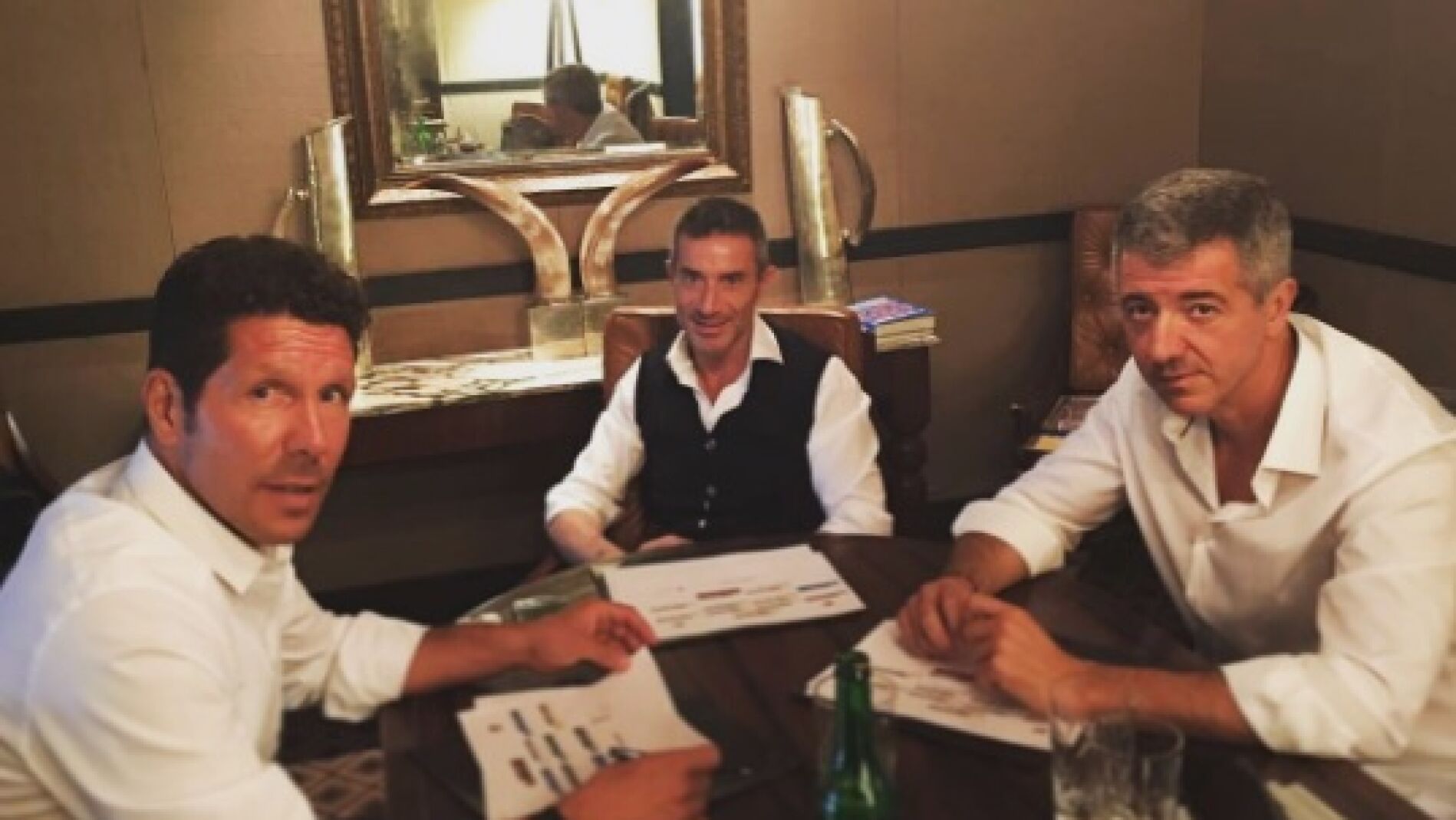 Simeone junto a Miguel &Aacute;ngel Gil Mar&iacute;n y Andrea Berta