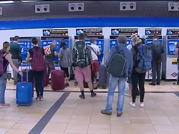 Pasajeros esperando un tren Pasajeros esperando un tren