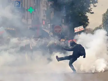 Uno de los manifestantes que se oponen a la reforma laboral Uno de los manifestantes que se oponen a la reforma laboral