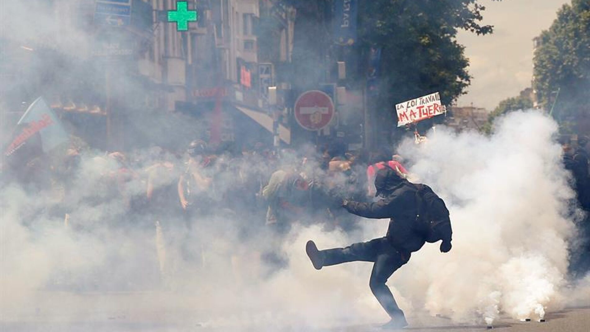 Uno de los manifestantes que se oponen a la reforma laboral