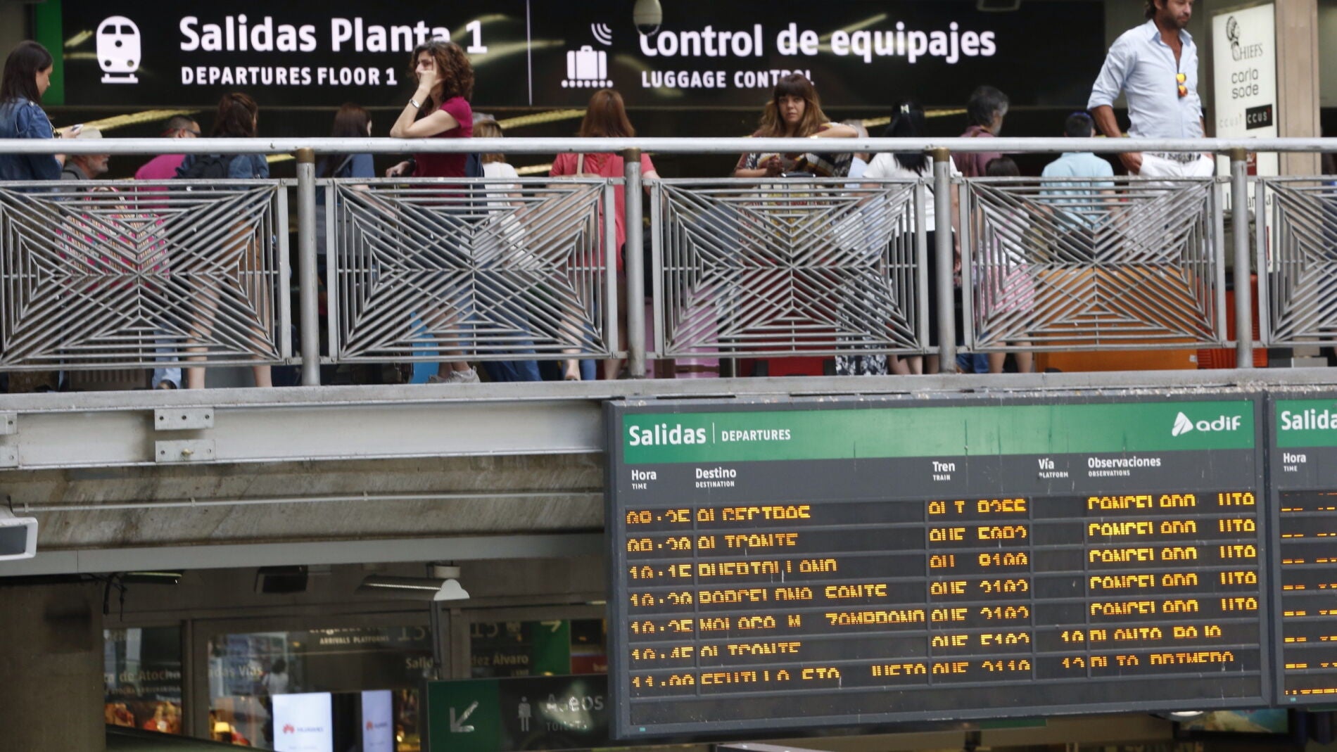 Panel informativo en la estaci&oacute;n de Atocha