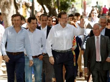Mariano Rajoy acompañado de Rafael Hernando y Juanma Moreno