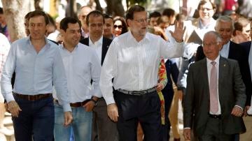 Mariano Rajoy acompañado de Rafael Hernando y Juanma Moreno