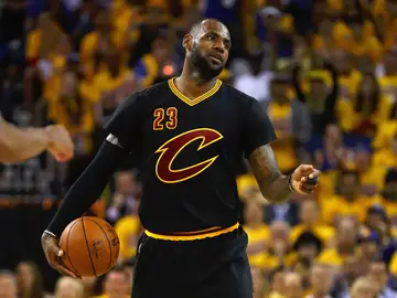 LeBron James protesta una acción durante el partido LeBron James protesta una acción durante el partido
