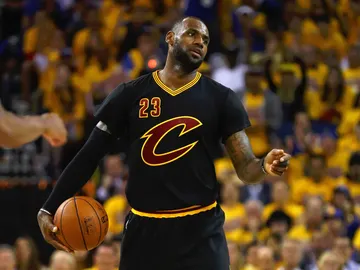 LeBron James protesta una acción durante el partido LeBron James protesta una acción durante el partido