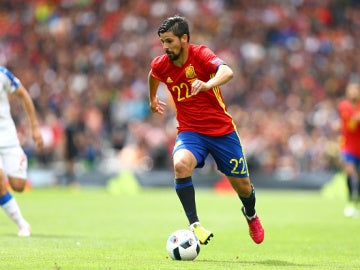 Nolito conduce el balón en un partido con España