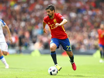 Nolito conduce el balón en un partido con España Nolito conduce el balón en un partido con España