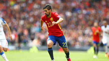 Nolito conduce el balón en un partido con España
