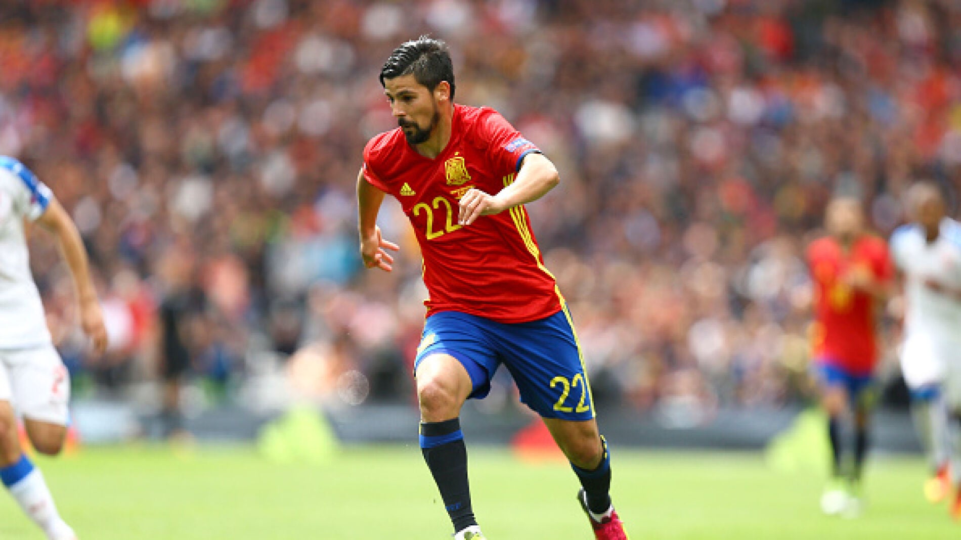 Nolito conduce el bal&oacute;n en un partido con Espa&ntilde;a