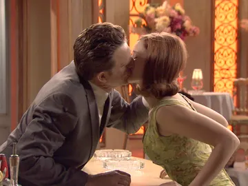 Víctor besa a Loli Víctor besa a Loli