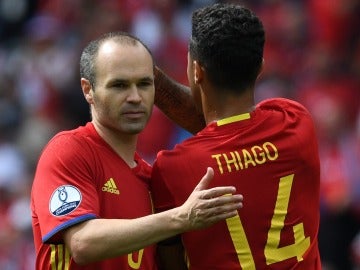 Thiago sustituye a Iniesta durante el primer partido de la Euro de la Selección