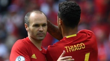 Thiago sustituye a Iniesta durante el primer partido de la Euro de la Selección