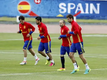 Suave entrenamiento de los titulares de España Suave entrenamiento de los titulares de España