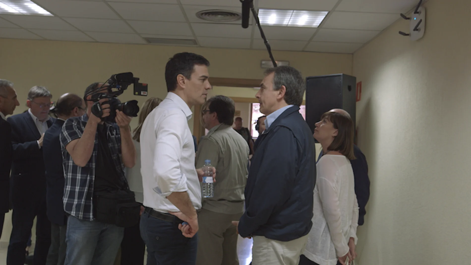 PEdro Sánchez habla con José Luis Rodríguez Zapatero
