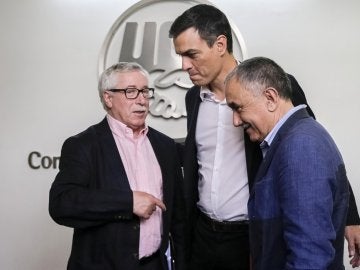 Pedro Sánchez, durante la reunión que ha mantenido con los secretarios generales de UGT y CCOO, Pepe Álvarez e Ignacio Fernández