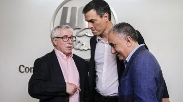 Pedro Sánchez, durante la reunión que ha mantenido con los secretarios generales de UGT y CCOO, Pepe Álvarez e Ignacio Fernández
