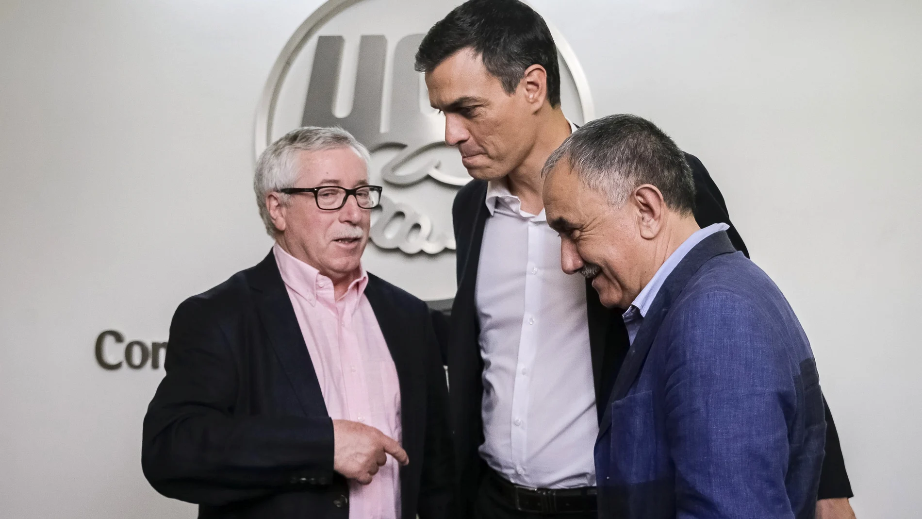 Pedro Sánchez, durante la reunión que ha mantenido con los secretarios generales de UGT y CCOO, Pepe Álvarez e Ignacio Fernández Pedro Sánchez, durante la reunión que ha mantenido con los secretarios generales de UGT y CCOO, Pepe Álvarez e Ignacio Fernández