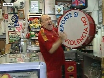 Manolo 'el del Bombo' celebra el gol de Piqué Manolo 'el del Bombo' celebra el gol de Piqué