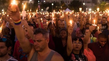 Velas por las víctimas en el atentado de Orlando