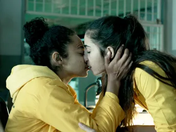 Rizos y Saray culminan su juego de preguntas con sexo en la biblioteca Rizos y Saray culminan su juego de preguntas con sexo en la biblioteca