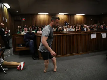 Pistorius comparece ante el juez sin sus prótesis Pistorius comparece ante el juez sin sus prótesis