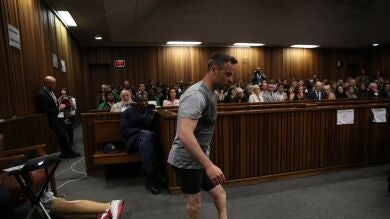 Oscar Pistorius comparece sin sus prótesis ante el juez para mostrar su vulnerabilidad