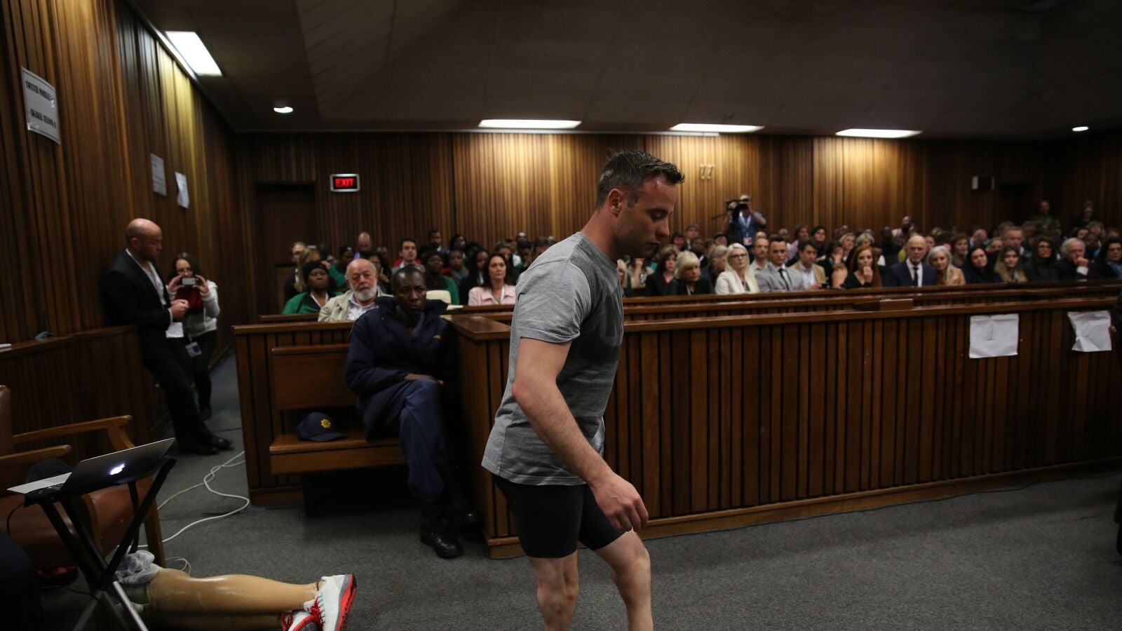 Oscar Pistorius comparece sin sus prótesis ante el juez para mostrar su vulnerabilidad
