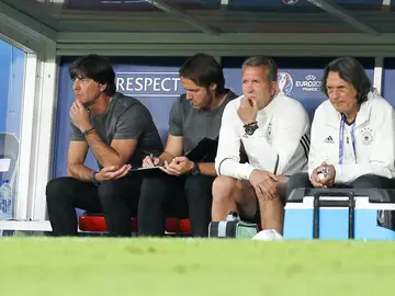 Joachim Low dirigiendo a Alemania en la Eurocopa Joachim Low dirigiendo a Alemania en la Eurocopa