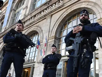 La policía francesa vigila los alrededores de la estación de Lille, en Francia La policía francesa vigila los alrededores de la estación de Lille, en Francia