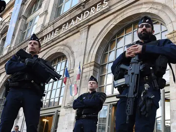 La policía francesa vigila los alrededores de la estación de Lille, en Francia La policía francesa vigila los alrededores de la estación de Lille, en Francia