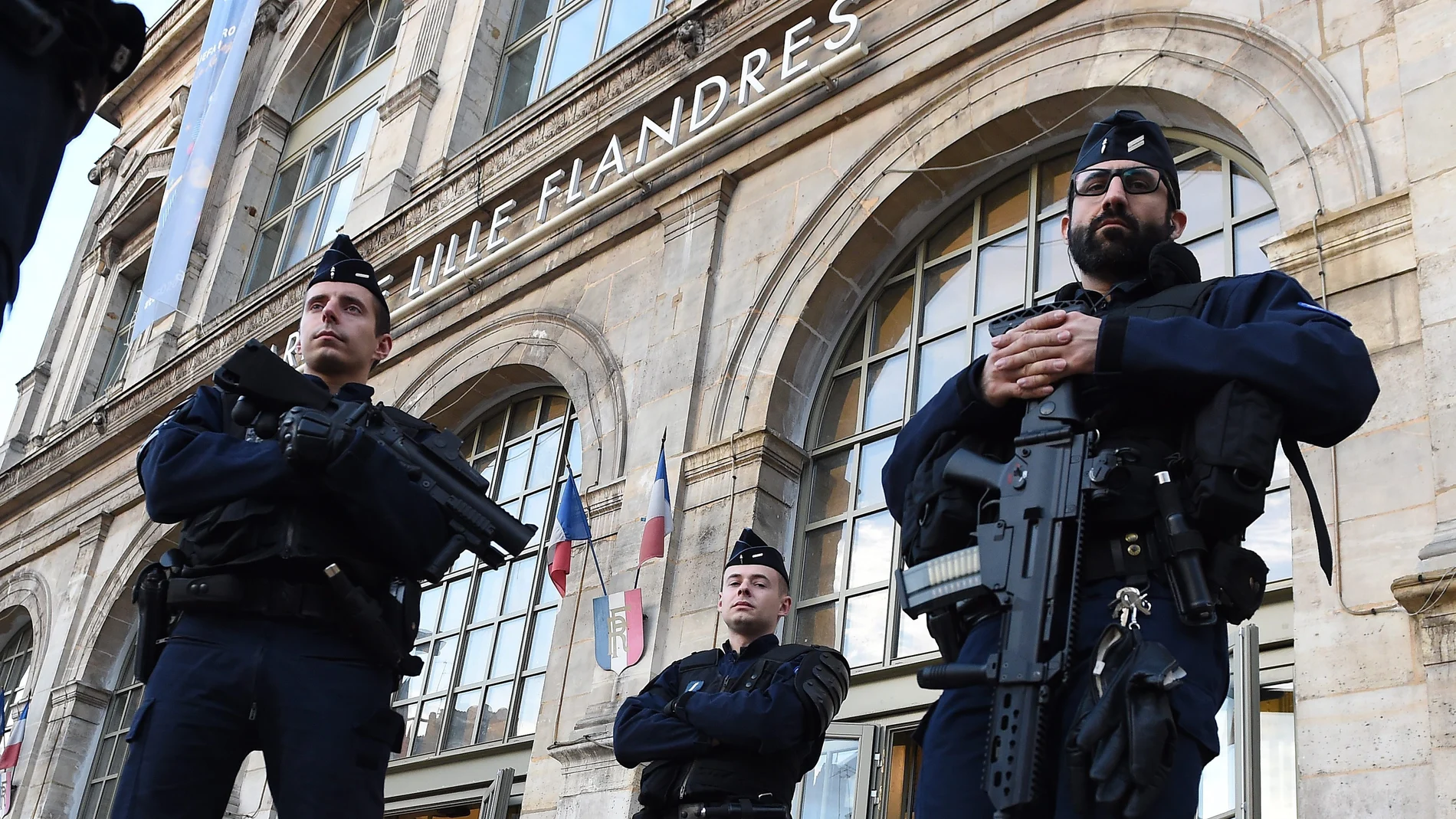 La policía francesa vigila los alrededores de la estación de Lille, en Francia La policía francesa vigila los alrededores de la estación de Lille, en Francia