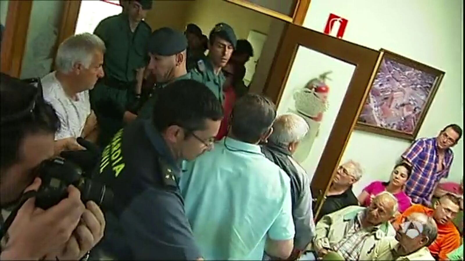 La Guardia Civil desaloja el salón de plenos de Valdestillas durante una moción de censura presentada por PP y C's