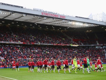 Los jugadores del United saltan a Old Trafford