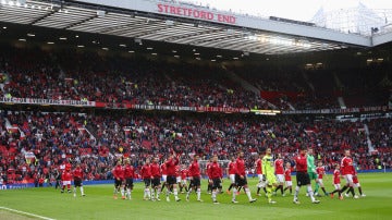 Los jugadores del United saltan a Old Trafford