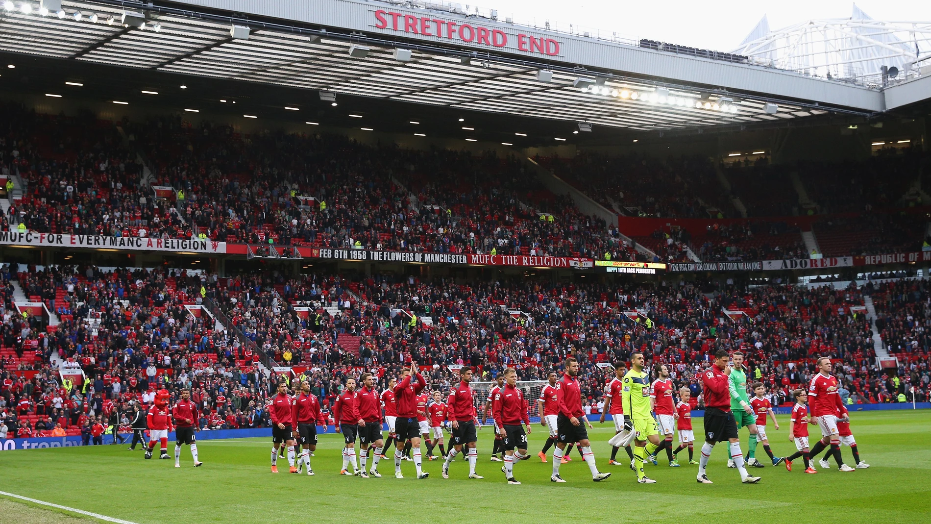Los jugadores del United saltan a Old Trafford Los jugadores del United saltan a Old Trafford