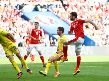 Mehmedi empalma el balón para firmar el empate ante Rumanía Mehmedi empalma el balón para firmar el empate ante Rumanía