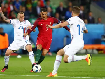 Kari Arnason defiende una internada de Cristiano Ronaldo Kari Arnason defiende una internada de Cristiano Ronaldo