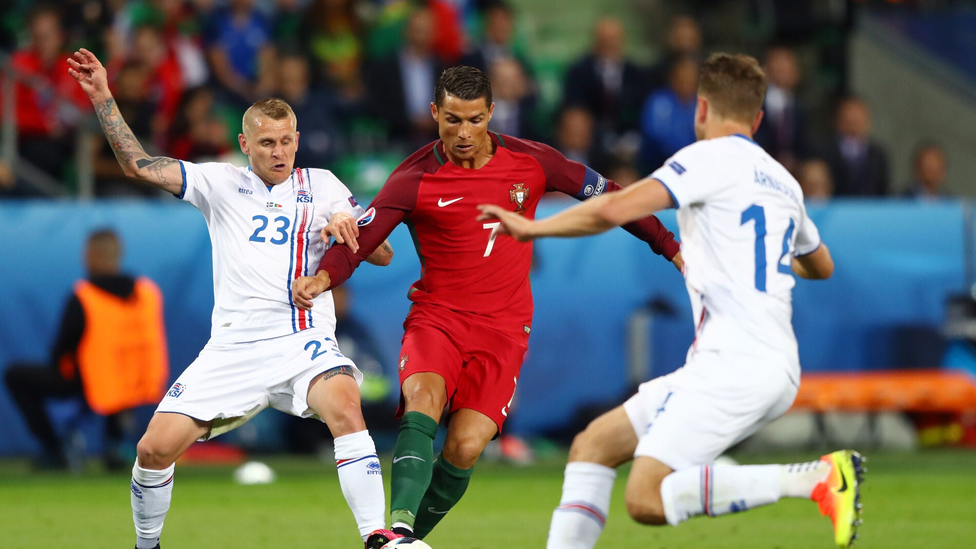 Kari Arnason defiende una internada de Cristiano Ronaldo