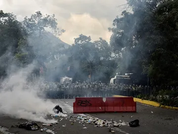 La Policía usa gases lacrimógenos contra los manifestantes La Policía usa gases lacrimógenos contra los manifestantes