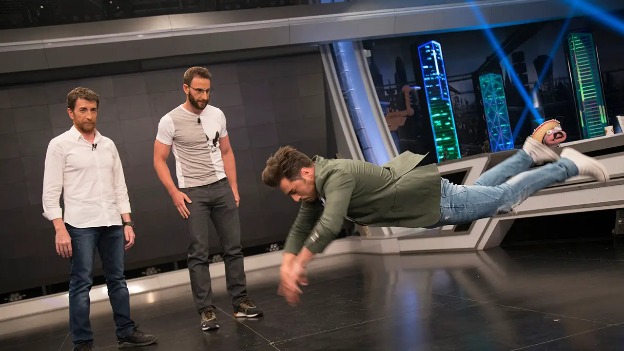 Bustamante hace una exhibición de flexiones en el aire