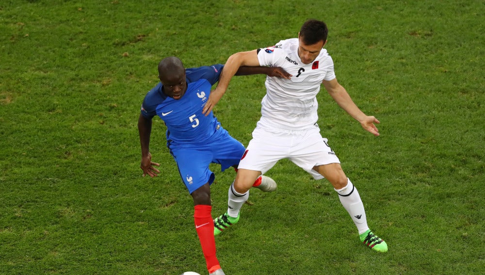 Ledian Memushaj y N'Golo Kante pelean por un balón