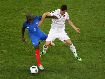 Ledian Memushaj y N'Golo Kante pelean por un balón Ledian Memushaj y N'Golo Kante pelean por un balón