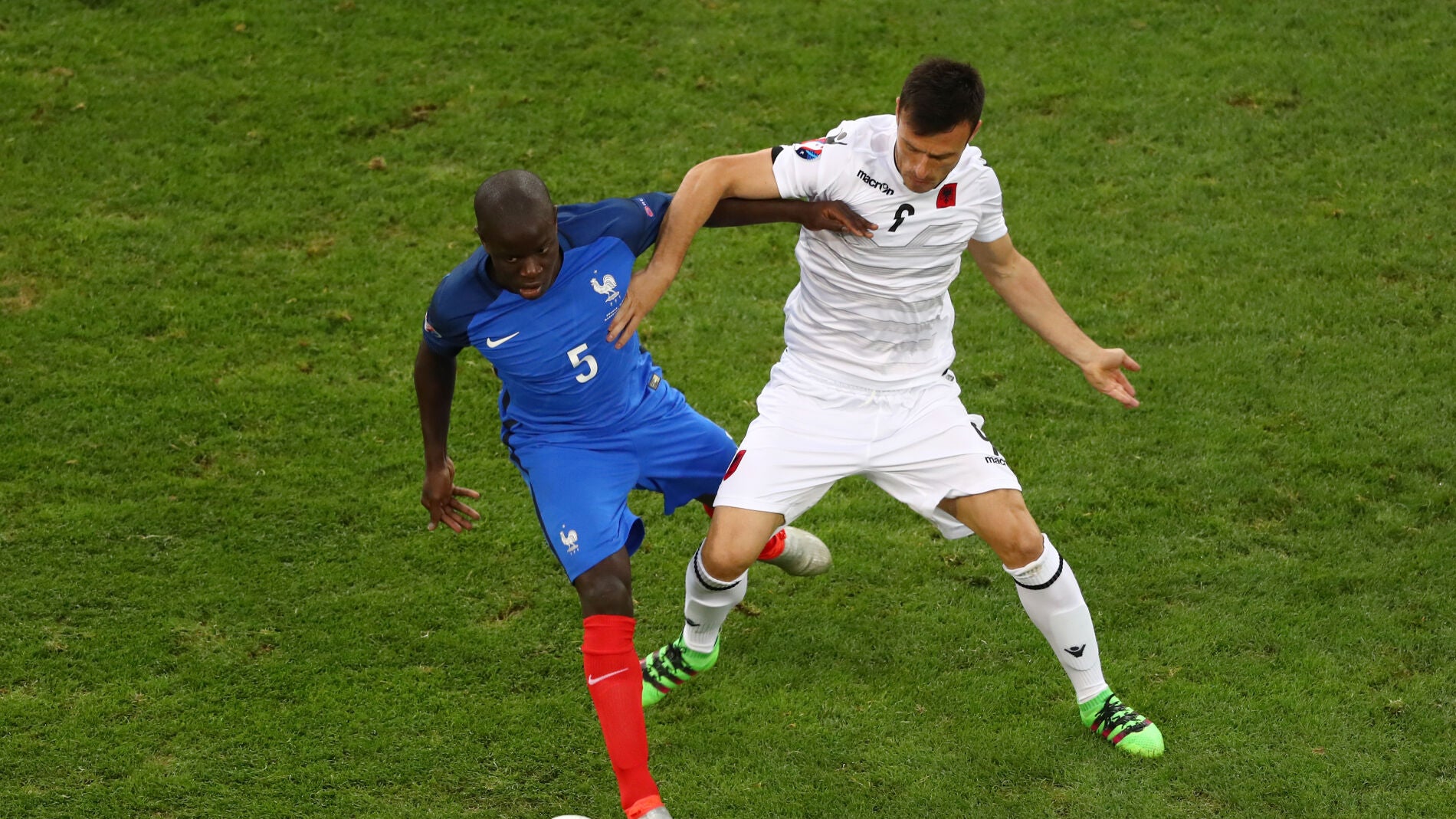 Ledian Memushaj y N'Golo Kante pelean por un bal&oacute;n