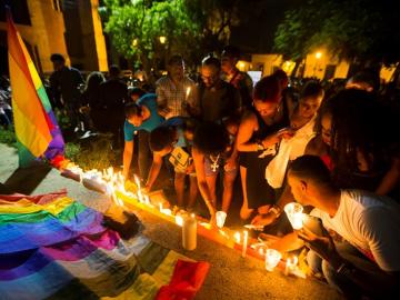 Personas participan en un tributo a las víctimas del tiroteo