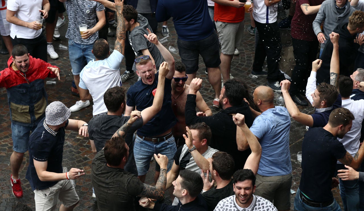 Los hooligans la 'lían' en Lille Los hooligans la 'lían' en Lille