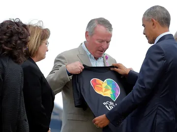 Barack Obama recibe una camiseta de solidaridad con la masacre de Orlando Barack Obama recibe una camiseta de solidaridad con la masacre de Orlando